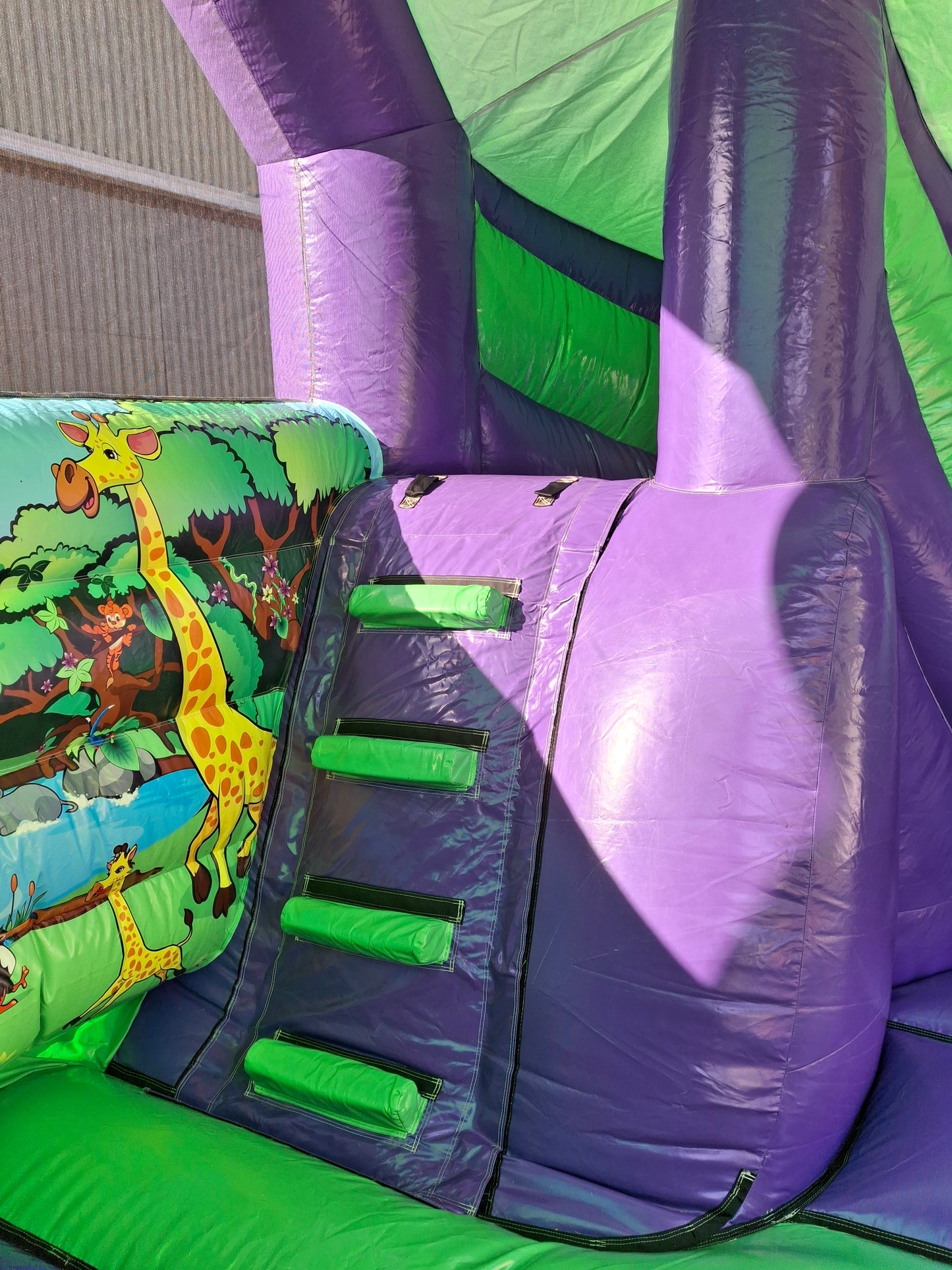 Junglebounce - hoppeborg med vilde dyr
