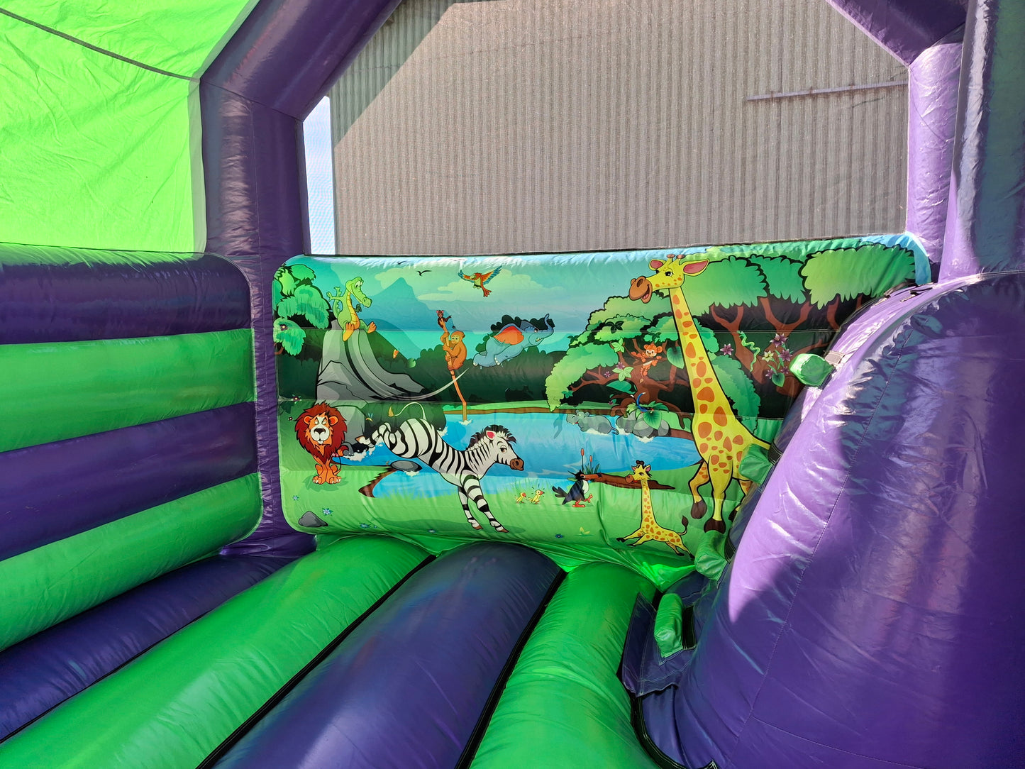 Junglebounce - hoppeborg med vilde dyr