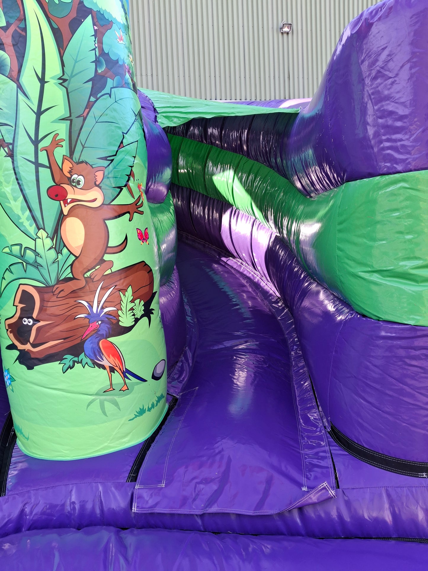 Junglebounce - hoppeborg med vilde dyr