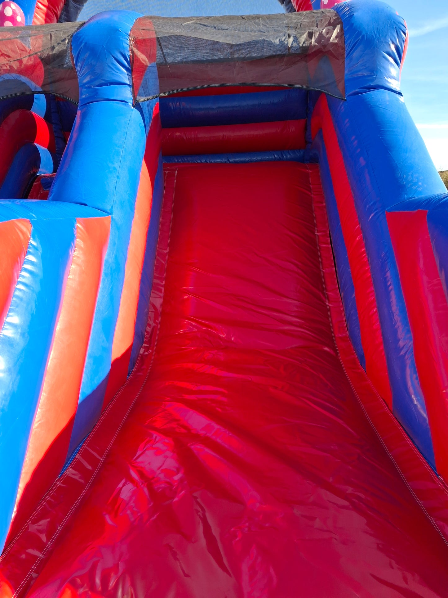 Hoppeborg med rutchebane